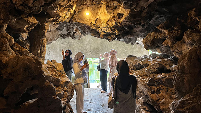 Interior bebatuan alami menjadi daya tarik cafe gua di kawasan karst Rammang-Rammang.