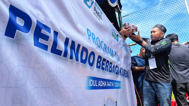 Masyarakat menerima daging kurban dalam program “Pelindo Berbagi Kurban” yang digelar PT Pelabuhan Indonesia (Persero) Regional 4 pada momentum Iduladha 1447 Hijriah/2026.