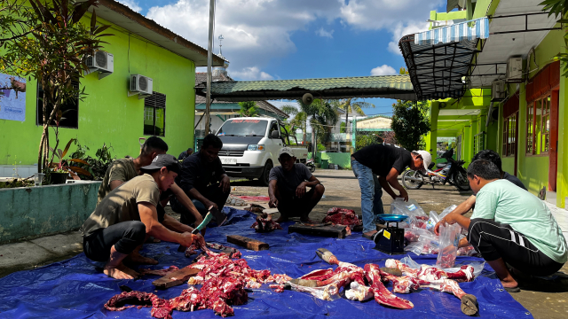 Sebanyak sekitar 100 paket daging kurban dibagikan kepada penyandang disabilitas, lansia, janda, dan masyarakat umum di SLB A YAPTI Makassar.