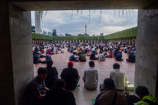 Suasana pelataran Masjid Istiqlal Jakarta saat dipenuhi ribuan jamaah yang bersiap buka puasa bersama, Jakarta, Jumat (27/02/2026).