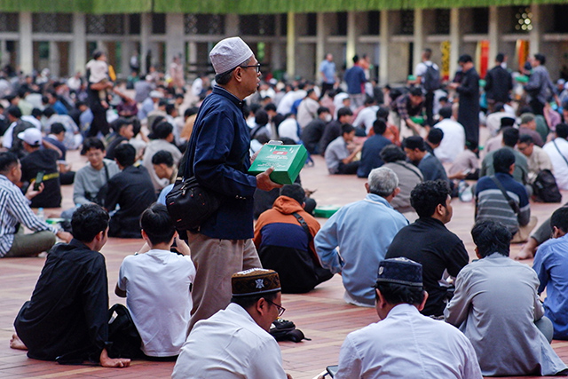 Suasana pelataran Masjid Istiqlal Jakarta saat dipenuhi ribuan jamaah yang bersiap buka puasa bersama, Jakarta, Jumat (27/02/2026).