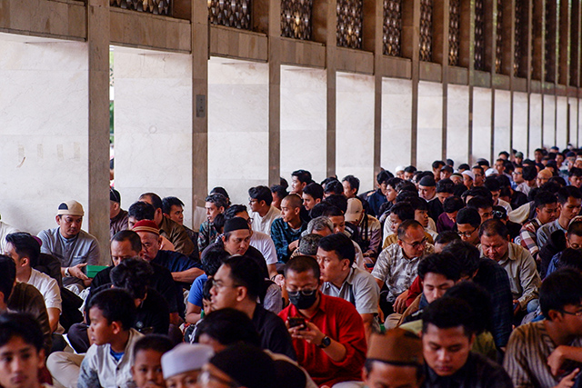 Suasana kebersamaan mewarnai Masjid Istiqlal, Jakarta, selama bulan Ramadan, Jumat (27/02/2026). Jamaah dari berbagai penjuru berdatangan, duduk berkelompok menanti waktu berbuka puasa.