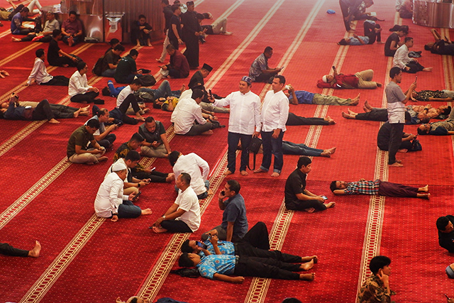 Jemaah bersantai dan berswafoto usai menunaikan salat di kawasan Masjid Istiqlal, Jakarta, Jumat (27/02/2026).