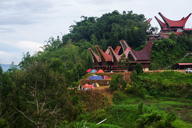 Wisatawan menikmati panorama alam di Kampung Lolai, Toraja Utara.
