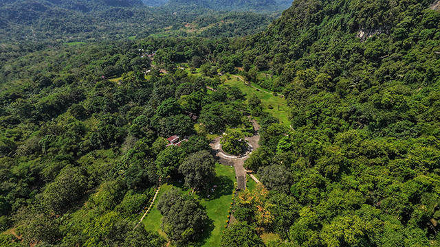 Kawasan wisata yang berada di kaki perbukitan karst.