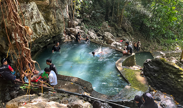 Kawasan wisata yang berada di kaki perbukitan karst ini menawarkan kolam mata air alami.