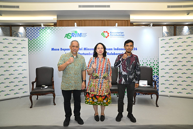 (Kiri ke kanan) Ketua Umum Asosiasi Perusahaan Minuman Dalam Kemasan (ASRIM) Triyono Prijosoesilo, Perwakilan Kementerian Perindustrian Merrijantij Punguan Pintaria, dan Peneliti Senior CORE Indonesia Muhammad Ishak Razak berfoto bersama usai diskusi bertajuk 