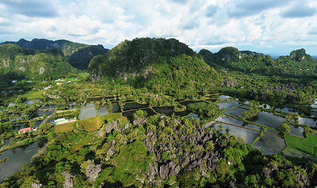Kawasan karst yang merupakan bagian dari bentang alam karst terbesar ketiga di dunia ini menjadi salah satu destinasi wisata unggulan sekaligus kawasan konservasi yang menyimpan keanekaragaman hayati serta nilai geologi penting.