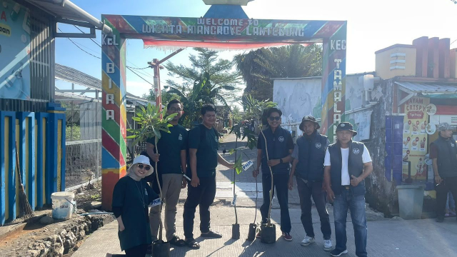 Program ini menggabungkan pembelajaran tentang perubahan iklim, inklusi disabilitas, dan aksi pelestarian lingkungan melalui penanaman mangrove di kawasan pesisir Lantebung, Kota Makassar.