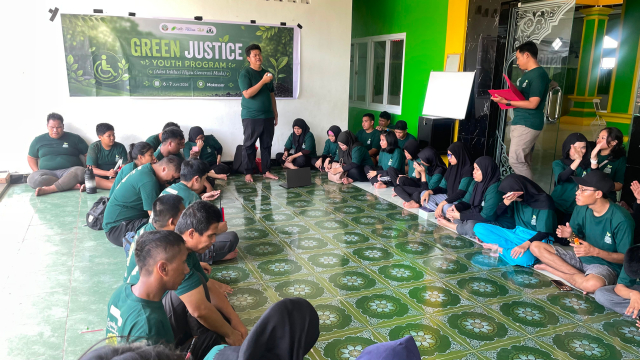 Program ini menggabungkan pembelajaran tentang perubahan iklim, inklusi disabilitas, dan aksi pelestarian lingkungan melalui penanaman mangrove di kawasan pesisir Lantebung, Kota Makassar.