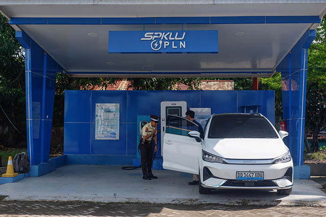 Seorang pengguna melakukan pengisian daya kendaraan listrik di Stasiun Pengisian Kendaraan Listrik Umum (SPKLU) milik PLN di Kabupaten Pinrang, Sulawesi Selatan, Kamis (11/6/2026).