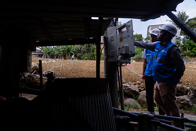 Manager PLN ULP Lakawan, Muhammad Irsan (kanan) mengecek kWh meter yang menjadi sumber pemanfaatan listrik dalam produktivitas pertanian di Kabupaten Enrekang, Rabu (10/6/2026).