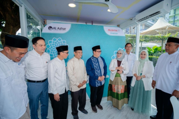 Vivin Arbianti Gautama bersama jajaran YPI dan LAZ Al-Azhar saat mengunjungi Satu Social Space, ruang aksi lintas generasi yang menghadirkan layanan konsultasi finansial, edukasi literasi keuangan syariah, hingga ruang kolaborasi bagi mahasiswa, komunitas, dan UMKM binaan Al-Azhar di Masjid Agung Al-Azhar, Jakarta Selatan (26/6).