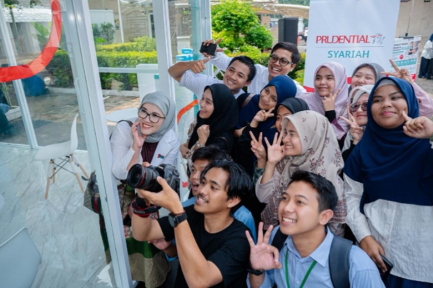 Perwakilan Prudential Syariah dan LAZ Al-Azhar — Vivin Arbianti Gautama, bersama para santri berfoto bersama dalam peresmian Program SIGAP di Masjid Agung Al-Azhar, Jakarta Selatan (26/6).
