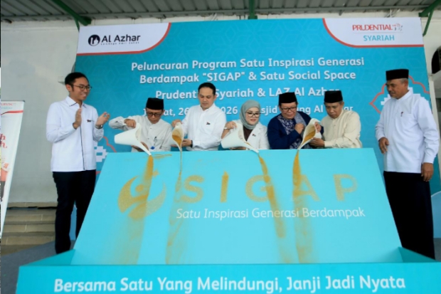 (Kedua dari Kiri) K.H. Tatang Komara, M.A. (Kepala Kantor Masjid Agung Al Azhar); (Ketiga dari Kiri) Nazrul Namizan, Chief Sharia Agency Officer Prudential Syariah; Vivin Arbianti Gautama, Chief Customer Marketing Officer Prudential Syariah; (Ketiga dari Kanan) Dr. K.H. Zahrudin Sulthoni, M.A. (Ketua YPI bidang Dakwah dan Sosial); (Kedua dari Kanan) Drs Ali Subekhan, M.A (Direktur Utama LAZWaf Al Azhar) LAZ Al Azhar, saat melakukan meresmikan Program SIGAP di Masjid Agung Al-Azhar, Jakarta Selatan (26/6).