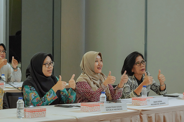 Perwakilan Kementerian Sosial, Dinas Sosial Provinsi DKI Jakarta, dan notaris mengesahkan hasil pengundian Program Danamon Hadiah Beruntun (DHB) 5.0 yang digelar PT Bank Danamon Indonesia Tbk di Menara Bank Danamon, Jakarta. Proses pengesahan dilakukan untuk memastikan pengundian berlangsung secara transparan, adil, dan sesuai ketentuan. Urutan kiri ke kanan: Emmi Destiatmi (Kementerian Sosial RI), Irma Agustina (Dinas Sosial Provinsi DKI Jakarta), dan Ratna Sari Laksana, S.H. (Notaris).