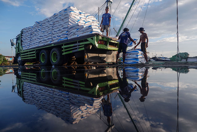 Pelabuhan Paotere Jadi Nadi Distribusi Pupuk ke Wilayah Kepulauan