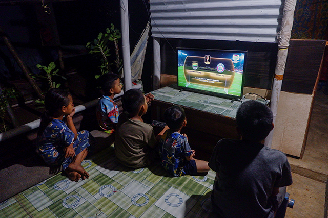 Lewat Televisi, Warga Ikuti Laga Pembuka Piala Presiden 2026