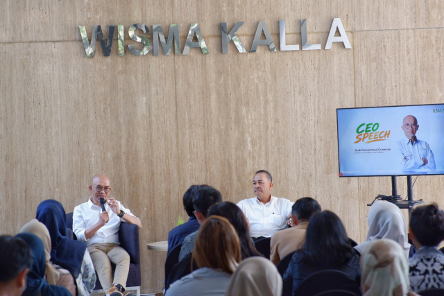CEO Kalla Translog, Andi Muhammad Gunawan (kanan) menjelaskan rencana perusahaan pada masa mendatang di Wisma Kalla.
