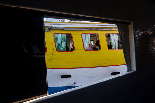 Beberapa penumpang berada di dalam kapal rakyat yang bersandar di Dermaga Kayu Bangkoa.