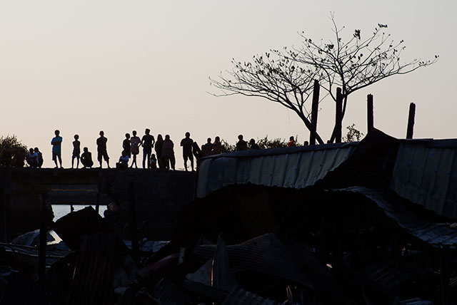 Warga mengamati rumah yang hangus terbakar di Kampung Mangarabombang, Kecamatan Tallo, Makassar, Sulawesi Selatan, Jumat (31/7/2026).