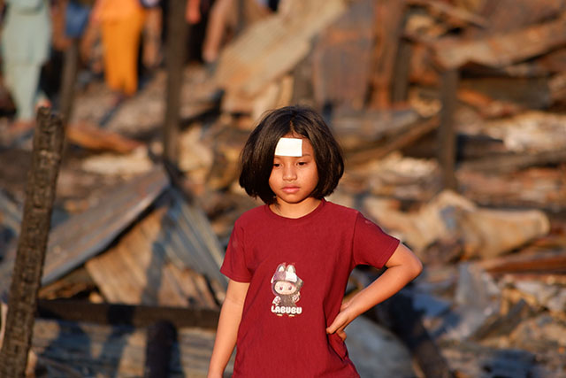 Seorang anak berdiri di antara puing-puing rumah yang hangus terbakar di Kampung Mangarabombang, Kecamatan Tallo, Makassar, Sulawesi Selatan, Jumat (31/7/2026).