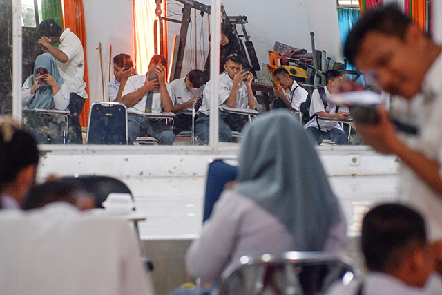 Sejumlah siswa penyandang tunanetra belajar mengoperasikan aplikasi Shopee melalui telepon pintar didampingi gurunya di Sekolah Luar Biasa (SLB) A Yapti Makassar.