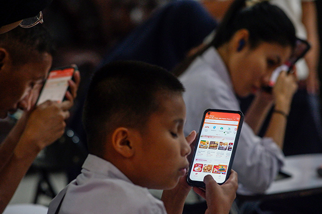 Sejumlah siswa penyandang tunanetra belajar mengoperasikan aplikasi Shopee melalui telepon pintar didampingi gurunya di Sekolah Luar Biasa (SLB) A Yapti Makassar.