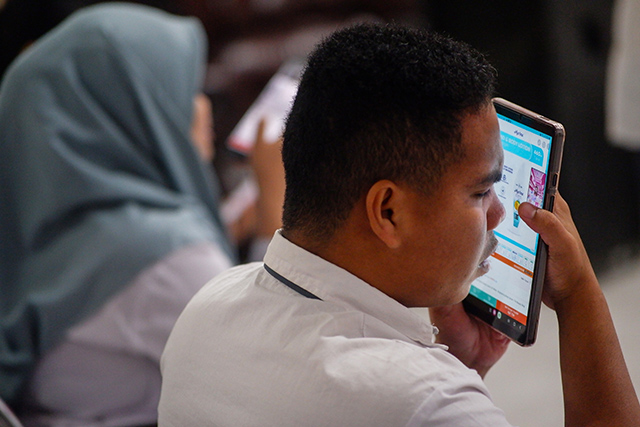Sejumlah siswa penyandang tunanetra belajar mengoperasikan aplikasi Shopee melalui telepon pintar didampingi gurunya di Sekolah Luar Biasa (SLB) A Yapti Makassar.