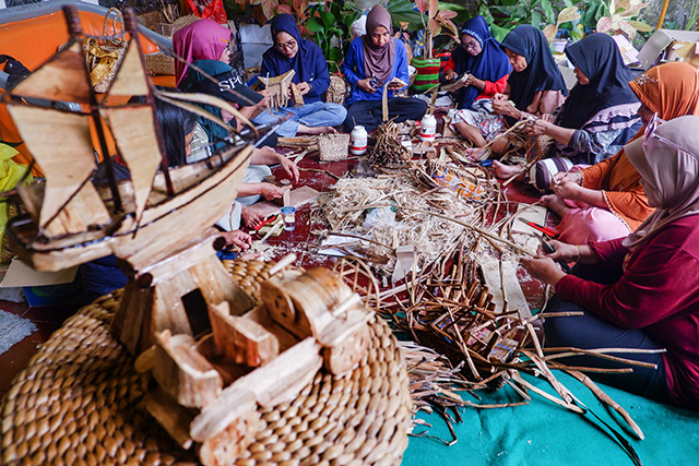 Menyulap Eceng Gondok Menjadi Produk Bernilai