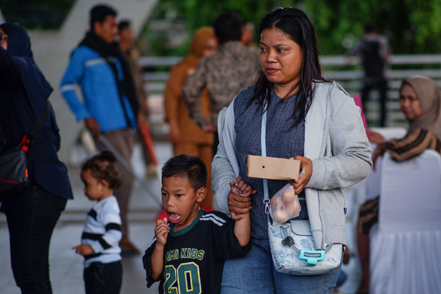 Sejumlah anak dari keluarga kurang mampu antusias mengikuti Gerakan Gemar Makan Telur di Tribun Lapangan Karebosi, Makassar, Selasa (14/10/2025).