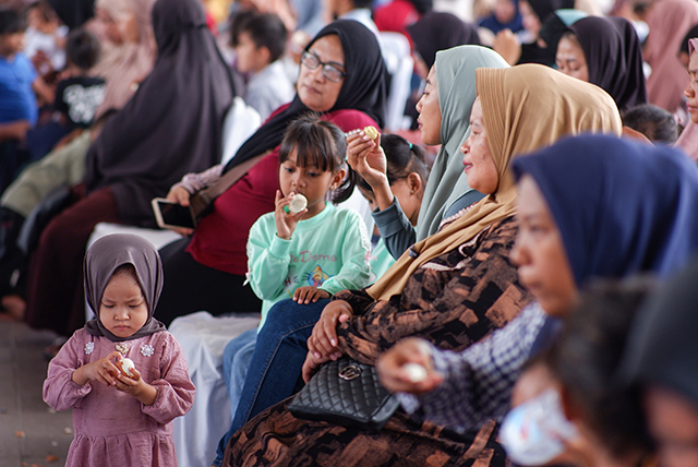 Ratusan anak dari keluarga kurang mampu antusias mengikuti Gerakan Gemar Makan Telur di Tribun Lapangan Karebosi, Makassar, Selasa (14/10/2025).