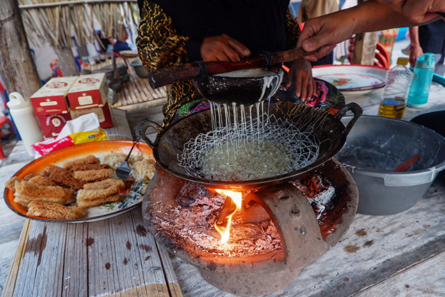 Kue bannang-bannang merupakan salah satu kue tradisional khas Sulawesi Selatan yang masih dikenal dan dibuat oleh masyarakat di Kabupaten Kepulauan Selayar.