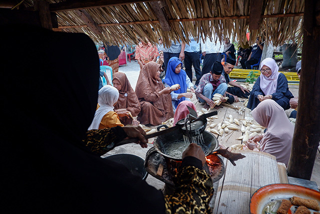 Warga mengikat jagung hasil panen menggunakan bahan alami secara tradisional dalam Festival Selayar Tempo Doeloe 2026 di Dusun Tajuiya.