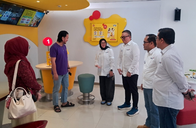 Manajemen Indosat Circle Kalisumapa tampak berbincang dengan pelanggan IM3. Mereka mendengar langsung masukan dan harapan pelanggan di momen Harpelnas 2026.