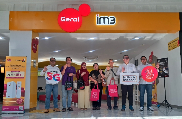 Manajemen Indosat Circle Kalisumapa berfoto bersama pelanggan IM3 dan Tri dalam rangka merayakan Hari Pelanggan Nasional 2026.
