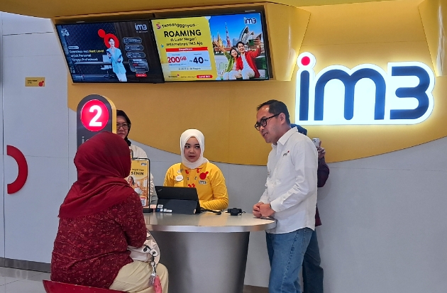 SPV Head of Region Sulawesi IOH Beny Iskandar menyapa dan mendengar langsung sekaligus melayani pelanggan di Gerai IM3