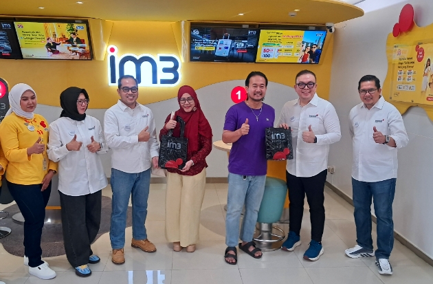 Manajemen Indosat Circle Kalisumapa memberikan apresiasi kepada pelanggan IM3 dan Tri di momen Hari Pelanggan Nasional 2026