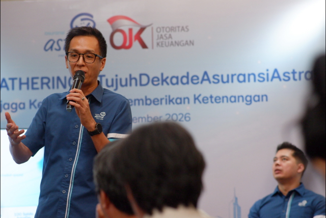 Regional Manager Asuransi Astra Jawa Barat-Sulawesi Hendra Tan, menyampaikan pemaparan pada Media gathering di Makassar.