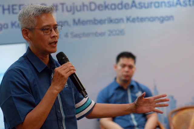 Head of Public Relation, Marketing Communication and Event Asuransi Astra, Laurentius Iwan Pranoto, menyampaikan pemaparan pada Media gathering di Makassar.