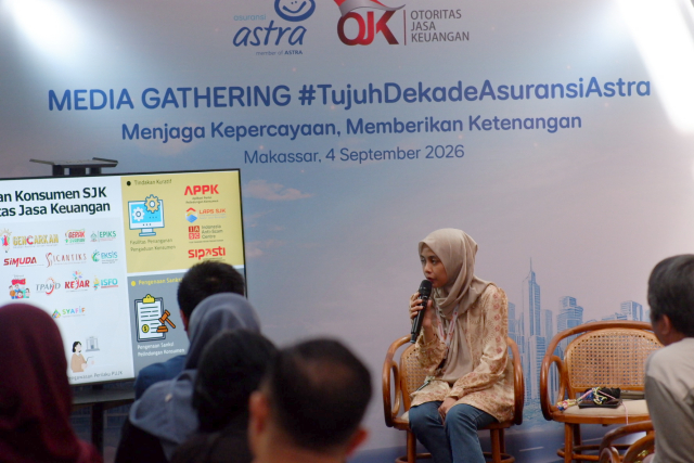 Asisten Manager Divisi Pengawasan Perilaku PUJK, Edukasi dan Perlindungan Konsumen OJK Sulselbar Nadilah Avissa Nashar, menyampaikan pemaparan Media gathering Asuransi Astra bersama jurnalis Makassar di The Foreign, Jalan Dr Sutomo, Jumat (4/9/2026).