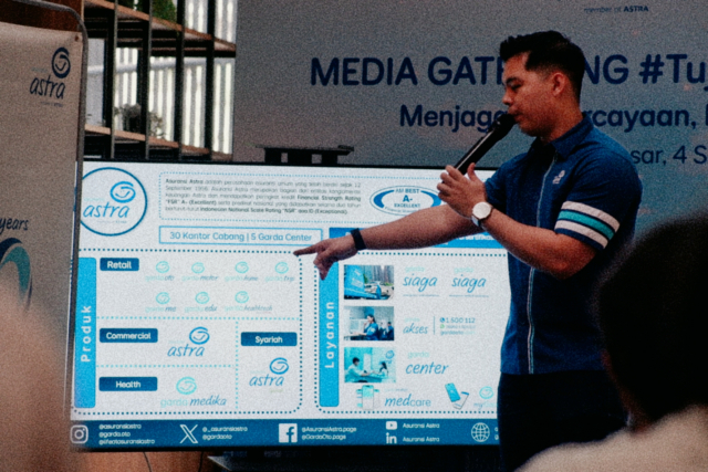 Branch Manager Asuransi Astra Makassar Anselmo Sebastian Rendika, menyampaikan pemaparan pada Media gathering di Makassar.