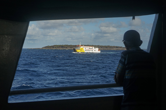 Seorang penumpang berdiri di dalam kapal saat memandang kapal feri milik PT ASDP Indonesia Ferry (Persero) yang melintas di perairan Kepulauan Selayar, Sulawesi Selatan, Selasa (25/8/2026).