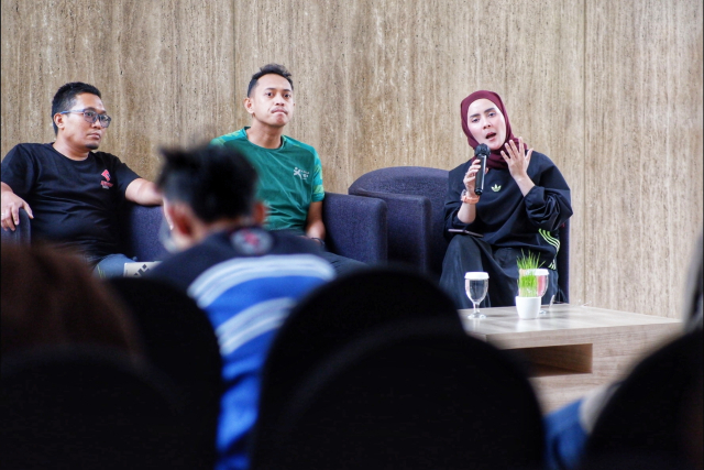 Strategic Marketing & Customer Experience Department Head KALLA Yessi Reski Mulia menyampaikan keterangan dalam konferensi pers persiapan Kalla 10K 2026 di Wisma Kalla, Kota Makassar, Rabu (23/9/2026).