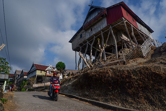 Rumah panggung berdiri di atas tiang-tiang tinggi mengikuti kontur perbukitan di Perkampungan Tua Bitombang.