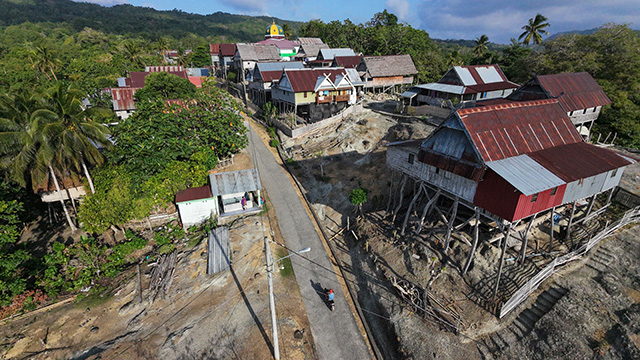 Deretan rumah panggung dengan tiang-tiang kayu yang menjulang menciptakan pemandangan khas yang sulit ditemukan di tempat lain.
