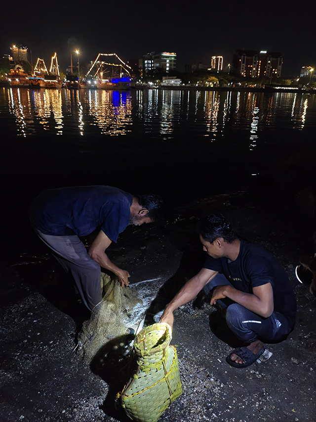 Nelayan memilah ikan hasil tangkapan dari jala di perairan kawasan Center Point of Indonesia (CPI), Makassar, Sulawesi Selatan, Selasa (22/9/2026).