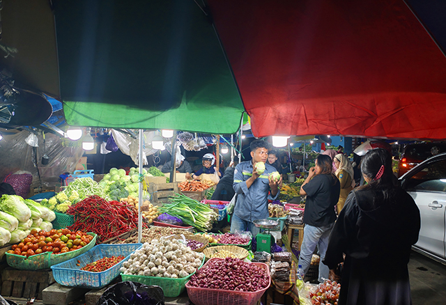 Aktivitas perdagangan di Pasar Minasa Maupa, Kabupaten Gowa, Sulawesi Selatan, tampak semarak pada Selasa (22/9/2026).