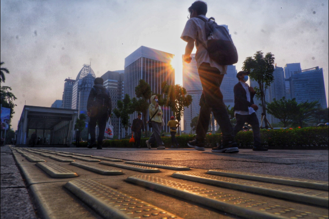 Pagi hari, warga mulai beraktivitas dan berangkat kerja menyusuri Jalan Jenderal Sudirman, Jakarta.