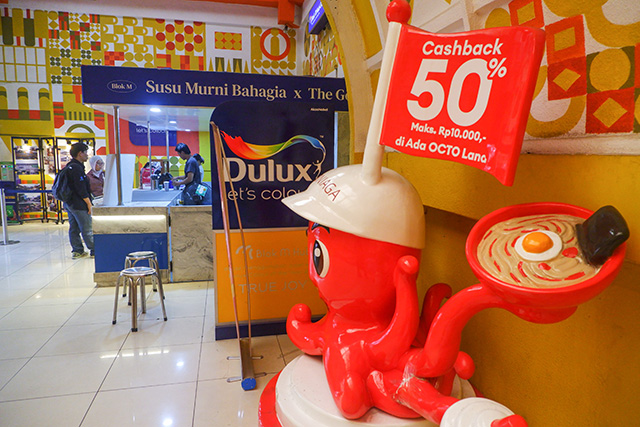 Pengunjung beraktivitas di area promosi CIMB Niaga dalam program Ada OCTO Land di Pasaraya Blok M, Jakarta Selatan, Kamis (1/10/2026).